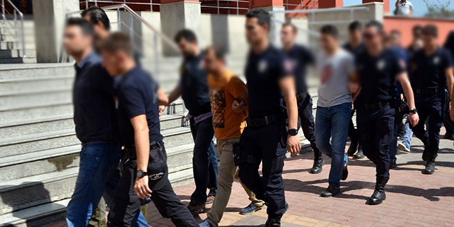 Erzurum'da, 1 avukat ve 4 retmen tutukland