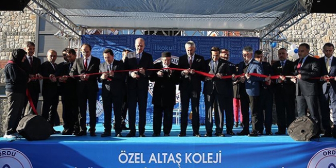 Kurtulmuş, Halisdemir Spor Kompleksi'ni açtı