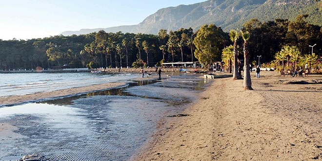 Akyaka Sahili'nde deniz suyu 25 metre çekildi