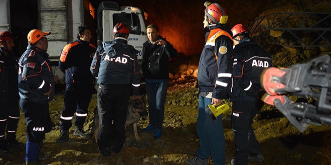 Göçük altındaki işçileri arama çalışmaları devam ediyor