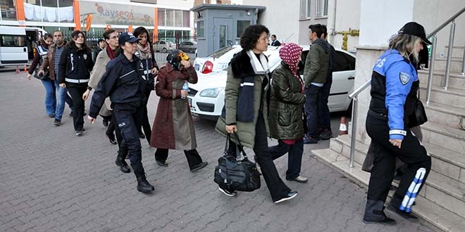 Öğretmenlikten ihraç edilen 13 kadın emniyette