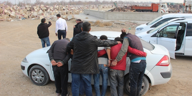 Polis kepçe operatörü kılığına girdi, hırsızları yakaladı