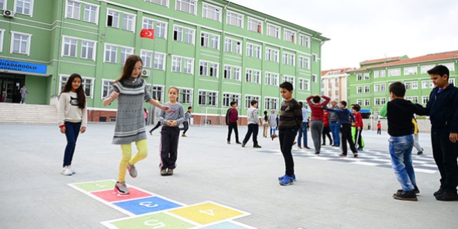 Okul bahçeleri geleneksel oyunlara büründü