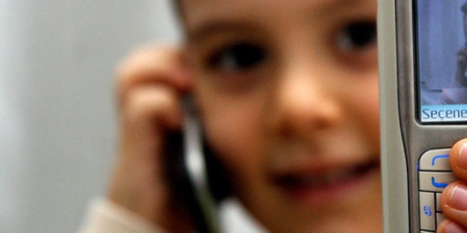 Küçük yaştaki çocuklar için 'cep telefonu' uyarısı