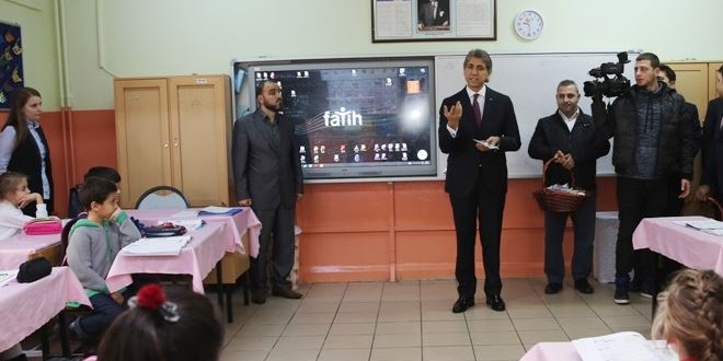 Fatih Belediyesi'nden ilkokul öğrencilerine hediye diş seti