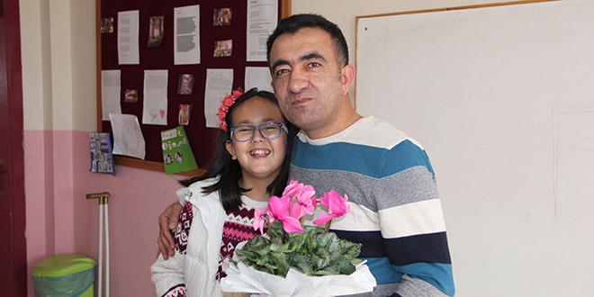Konuşarak öğretmenine en değerli hediyeyi verdi