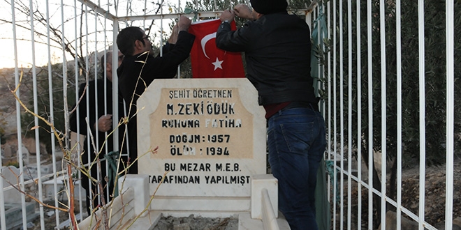 Şehit öğretmen mezarı başında anıldı