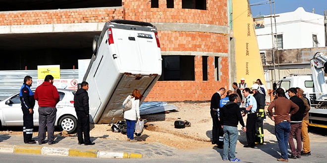 Öğretmen kazadan saniyelerle kurtuldu