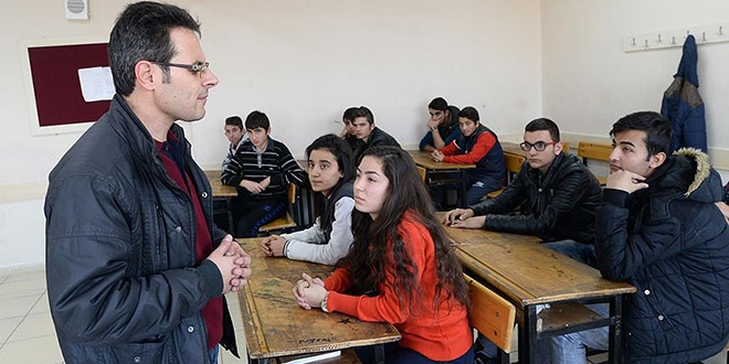Karanlık dünyasında öğrencilerini aydınlatıyor