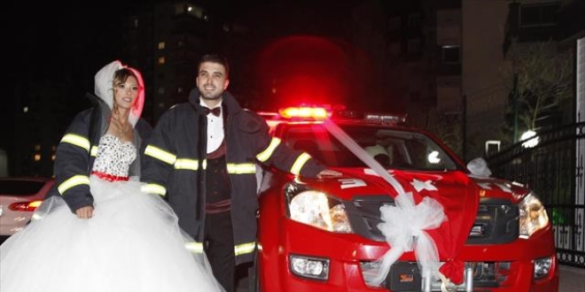 İtfaiye eri, itfaiye aracını gelin arabası yaptı