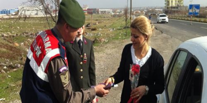 Jandarma'dan kadınlara karanfil