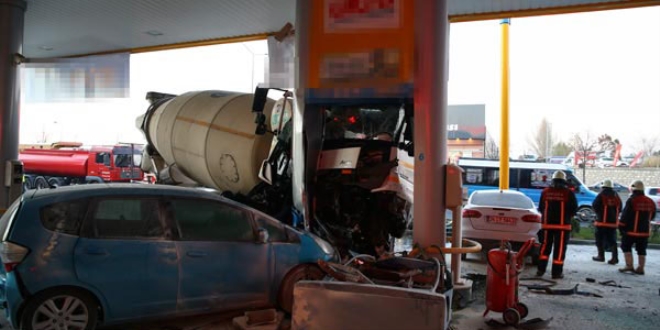 Başkentte beton mikseri benzin istasyonuna daldı: 5 yaralı