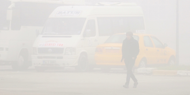 Sakarya'da yoğun sis, sürücü ve yayalara zor anlar yaşattı