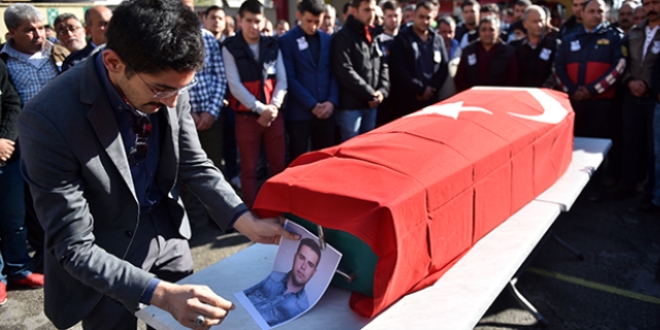 Afiş asarken akıma kapılan itfaiye eri öldü
