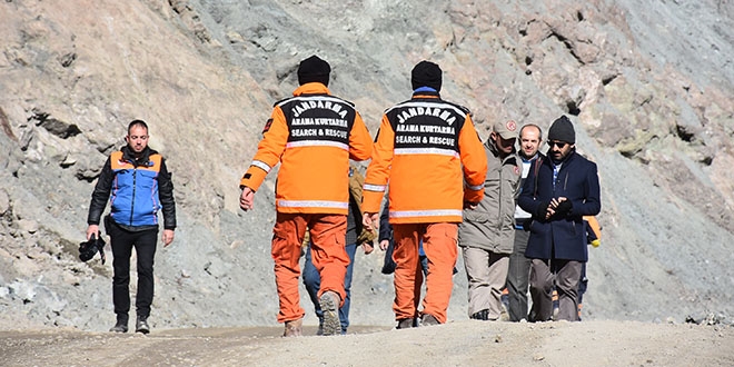 Toprak altındaki işçileri kurtarmak için çalışmalar sürüyor