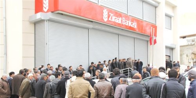 Vatandaşlar TOKİ konutları için banka önünde sabahlayacak
