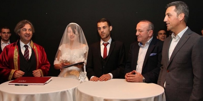 Empati uyandırmak için zifiri karanlıkta nikah
