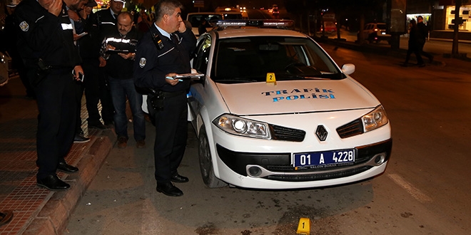 Bisikletini alan polislerin aracını yakmak istedi