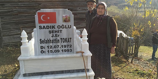 ehit oullarnn kabrini beklemek iin ky terk etmiyorlar