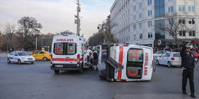 Başkentte ambulans devrildi: 2 yaralı