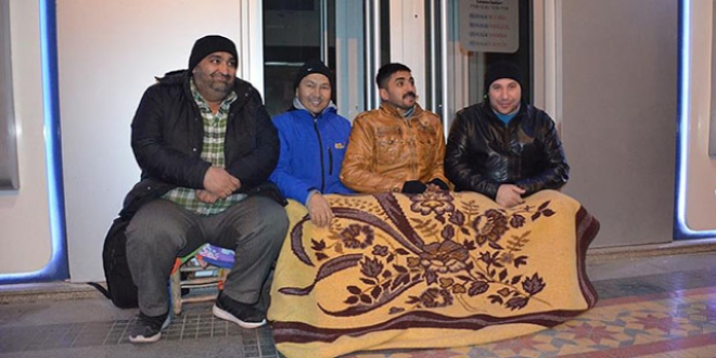 Ev sahibi olmak için 2 gün banka önünde beklediler