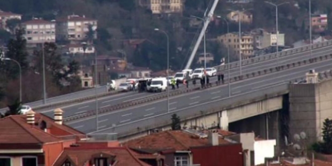 Köprüde bırakılan araç polisi harekete geçirdi