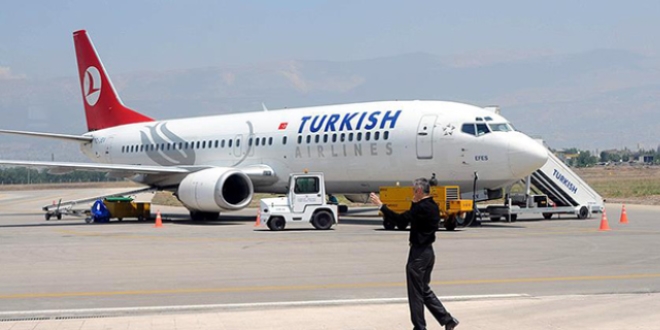 Mısır'da THY uçağına bagaj yükleme aracı çarptı