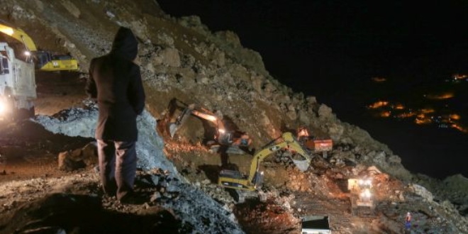 Toprak altında kalan 4 işçi için çalışmalar sürüyor