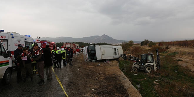 Denizli'de yolcu midibs devrildi: 2 l, 19 yaral