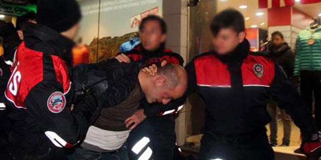 Kimlik kontrolü yapan polise kafa attı