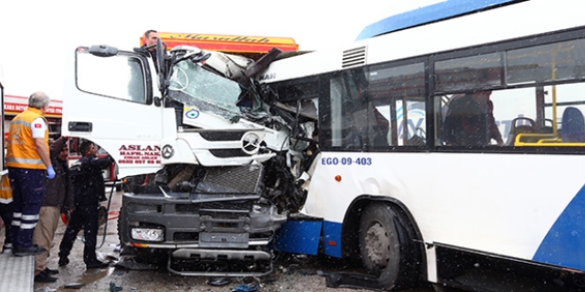 Ankara'da belediye otobüsü kamyonla çarpıştı: 11 yaralı
