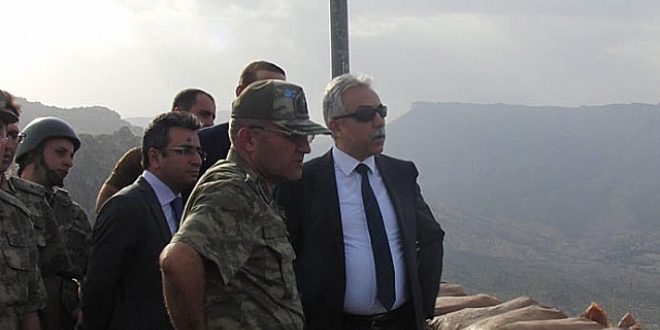 Hakkari Valisi Toprak, karakolları ziyaret etti