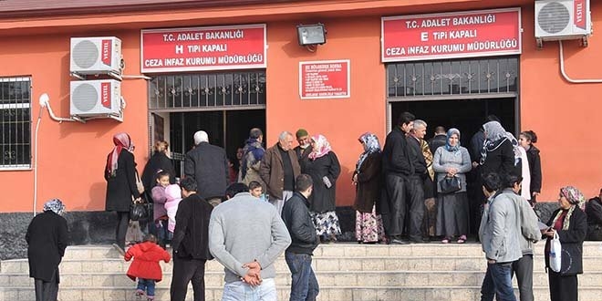 Gaziantep'te 12'si akademisyen, 17 kii tahliye edildi