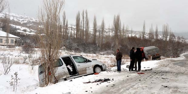 Cenaze yolunda trafik kazas: 5 yaral