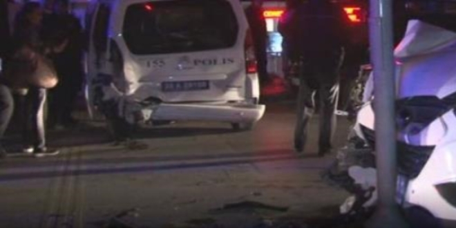 Polis aracına otomobil çarptı: 2'si polis 5 yaralı