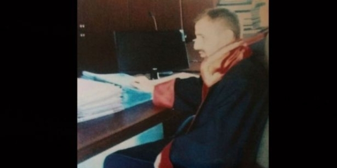 Taksici, hakimin cübbesini giyip sosyal medyada paylaştı
