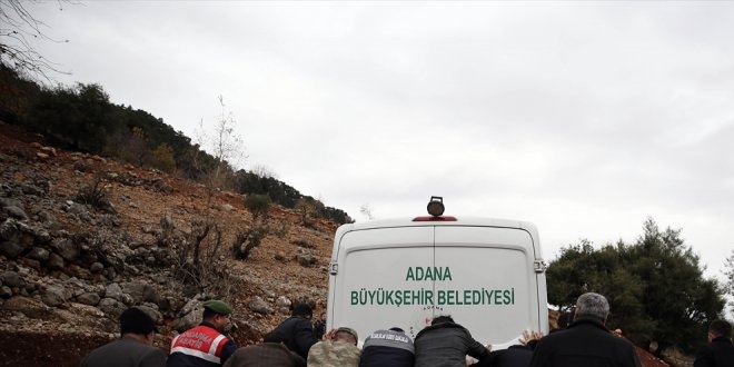 Adana'da cenaze araçlarının gittiği çamurlu yol tartışması