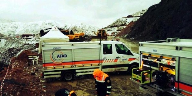 Siirt'te toprak altnda kalan 4 iiye halen ulalamad