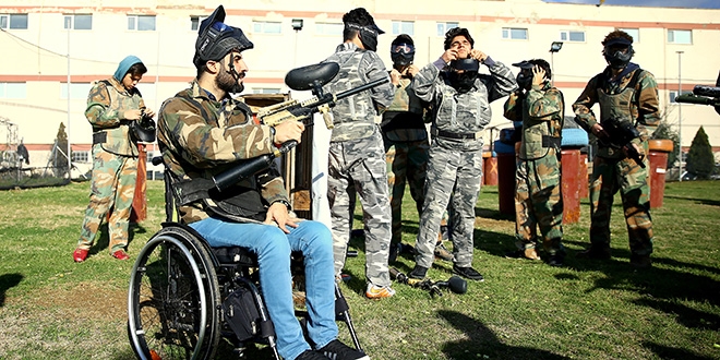 Engelli beden eğitimi öğretmeni öğrencileriyle paintball oynadı