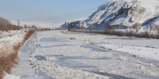 Türkiye'nin en uzun nehri kısmen buz tuttu