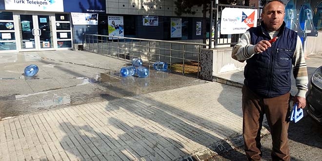 Telefon arızasını gideremeyen 'Telekom'u protesto etti