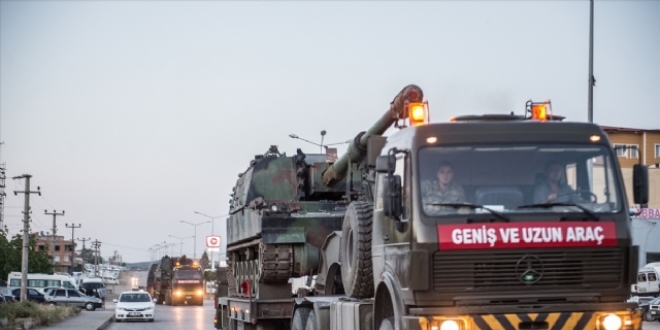 Suriye sınırına fırtına obüsü sevkiyatı yapıldı