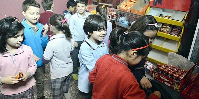 Bu okuldaki kantinin sorumlusu 'dürüstlük'