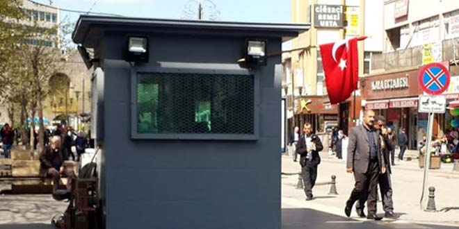 AK Parti İl Başkanlığı önündeki polis noktasına saldırı