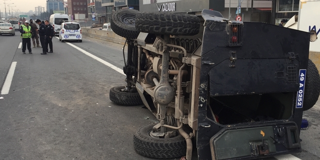 kitelli'de polis arac devrildi, 4 polis yaral