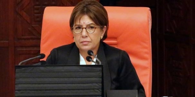 Siyah diplomatik pasaportuma rağmen kaçak muamelesi yaptılar