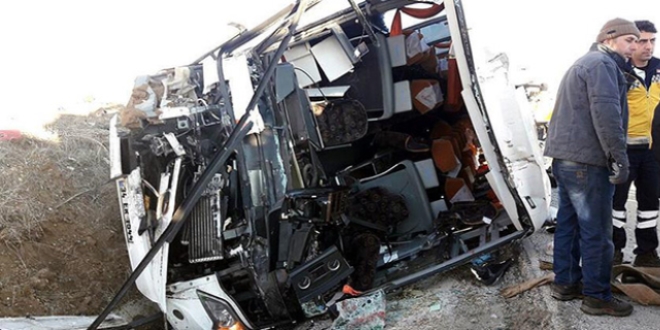 Yolcu otobüsü kamyona çarptı: 25 yaralı