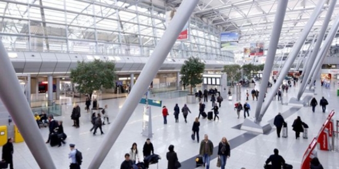 Düsseldorf Havaalanı'nda 14 Türk yolcu bekletiliyor