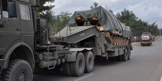 Sınıra tank ve askeri personel sevkiyatı yapıldı
