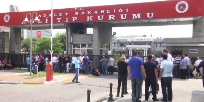 ehit yaknlar,  Adli Tp Kurumu'nun nndeki bekleyiini srdryor